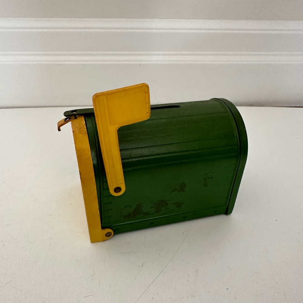 John Deere Metal Mailbox Bank By Ertl Vintage Made In Dyersville Iowa USA - Picture 2 of 11